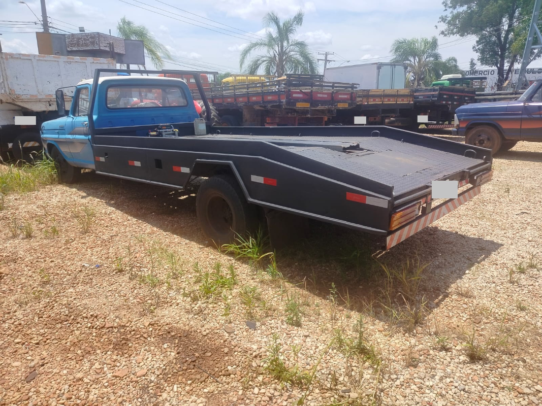 CAMINHÃO FORD/F4000; ANO 1977/1977; COR AZUL; COMB. DIESEL; C/ PRANCHA - FUNCIONANDO
