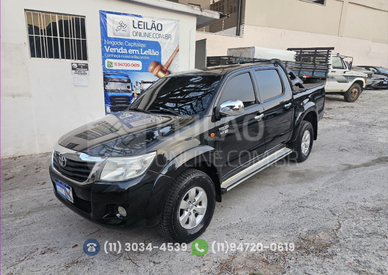 Foto de I/TOYOTA HILUX CD4X2 SR; 2013/2013; PRETA; ALCO./GASOL. - FUNC. - IPVA 2026 OK - FIPE...