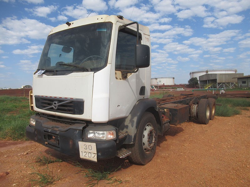 CAMINHÃO VOLVO/VM 270 6X4R; ANO 2012/2013; BRANCA; (COMBOIO). - FR02002098. - LOC.IVINHEMA/MS
