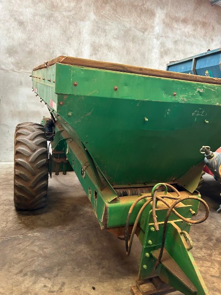 Distribuidor de Calcário Stara 10.000KG