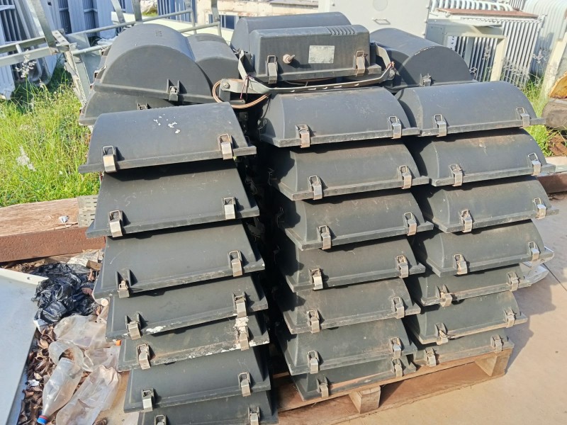 LOTE C/ APROX. 45 REFLETORES DE 400 VOLTS PARA CAMPO DE FUTEBOL