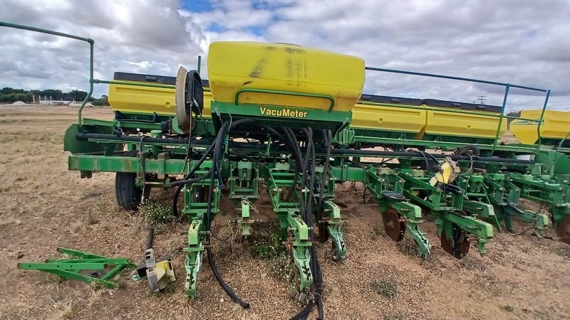 PLANTADEIRA JOHN DEERE 2130, SÉRIE: 1CQ2130AVE0001076 (REF: RITM0968632) - (VEJA CHECK LIST) - LOC. SÃO DESIDÉRIO/BA