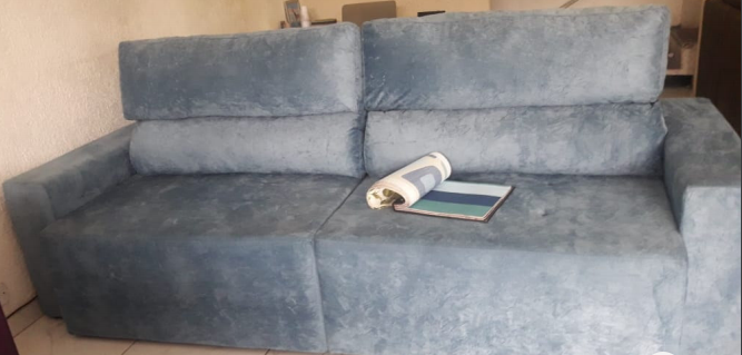  03 (três) sofás retráteis, reclinável, 2m70cm, fibra siliconizada, espuma D2E, rodízio deslizante nabase, revestimento em tecido Sued, na cor azul. De acordo com informações do oficial de justiça em07/11/2018, faz parte do estoque rotativo da empresa. Avaliado cada um em R$ 4.500,00 (quatro mil e